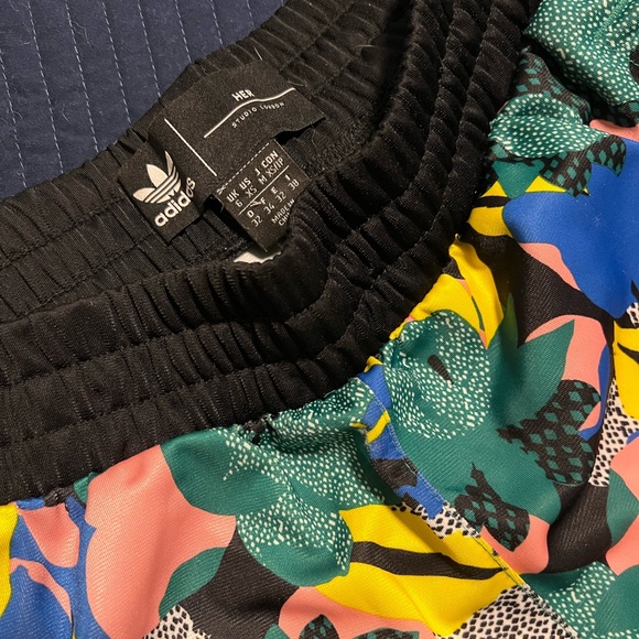 Adidas women’s patterned active shorts - Picture 1 of 3